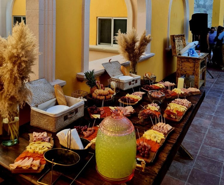 Mesa con cortes de queso y carnes Eventos Hotel San Diego