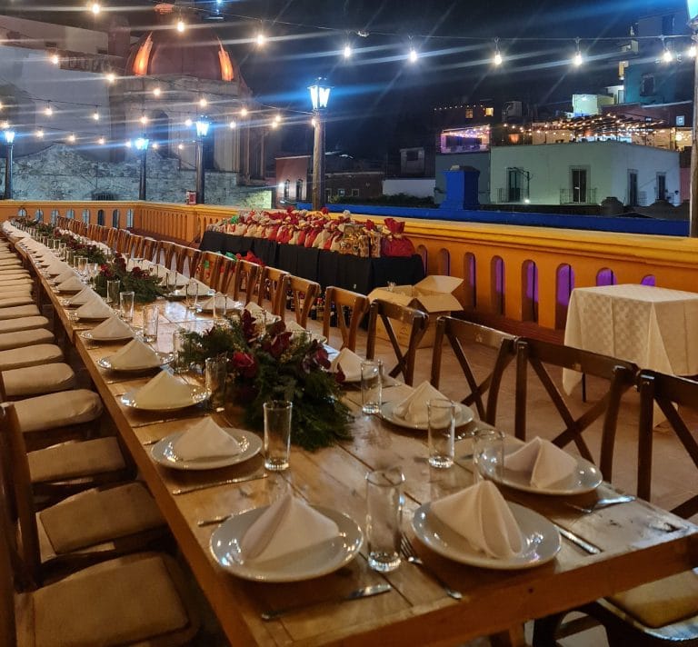 Mesa con varios platos para una comida Eventos Hotel San Diego