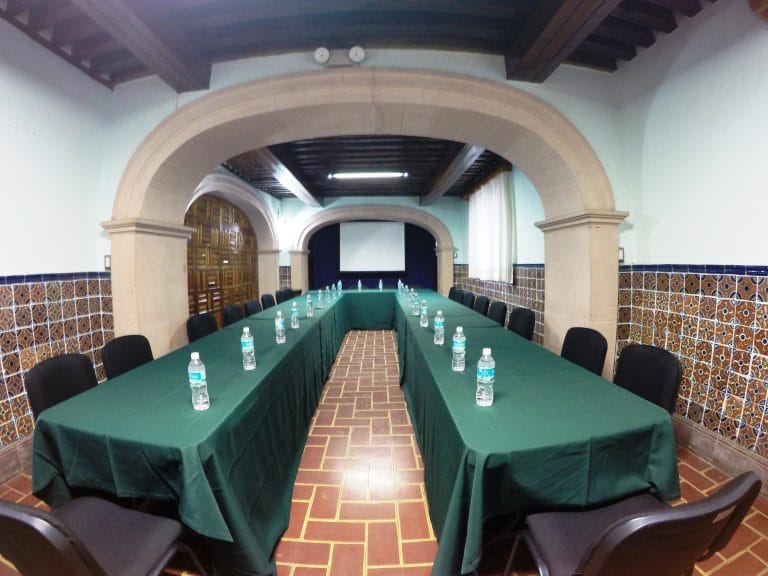 DCIM100GOPRMesas organizadas para una junta Plato con servilleta Eventos Hotel San DiegoOGOPR2657.